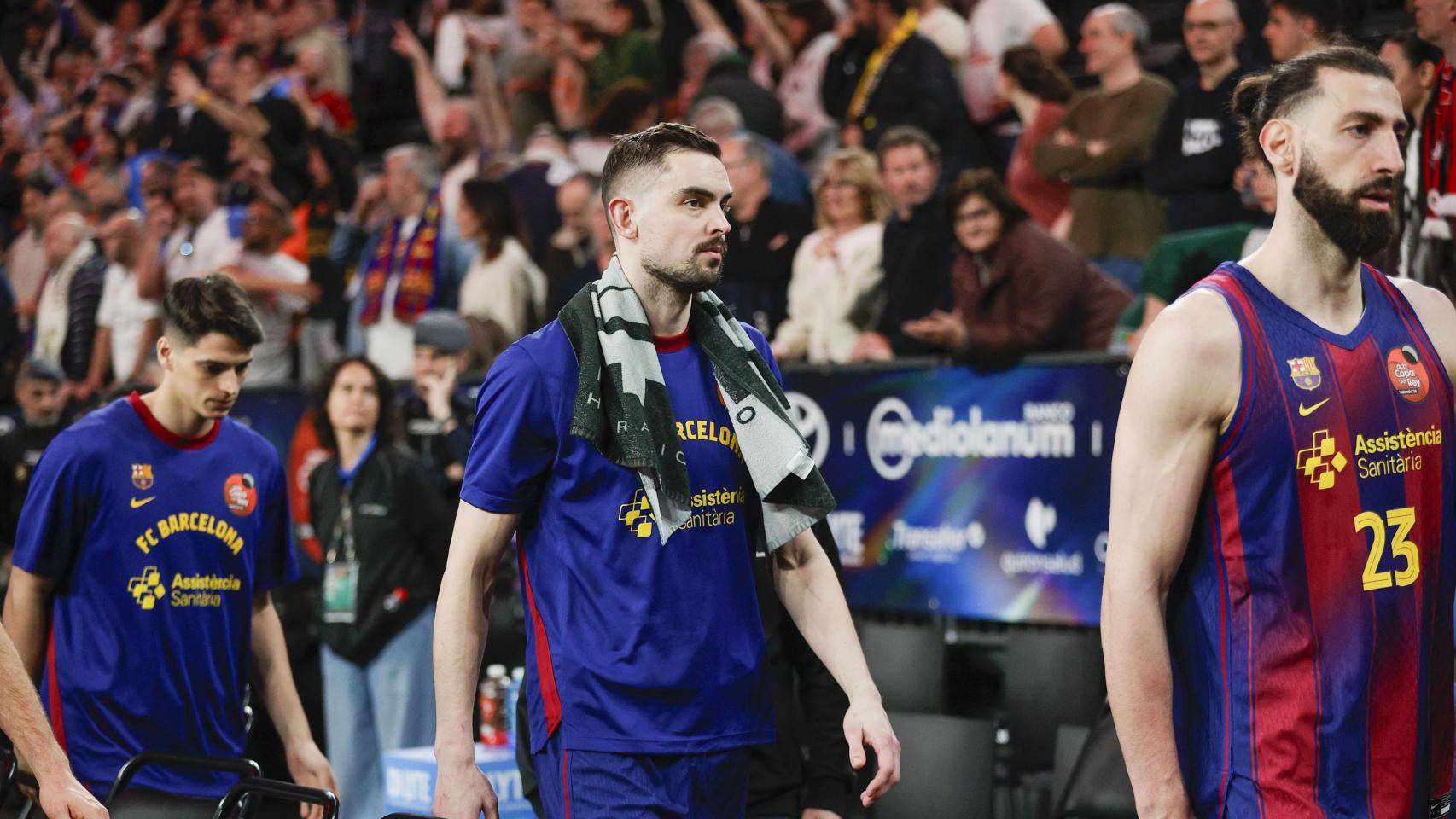 Juani Marcos, Tomas Satoransky y Tornike Shengelia abandonan el Roig Arena, abatidos, tras la derrota en el Barça de basket-Baskonia de la Copa del Rey