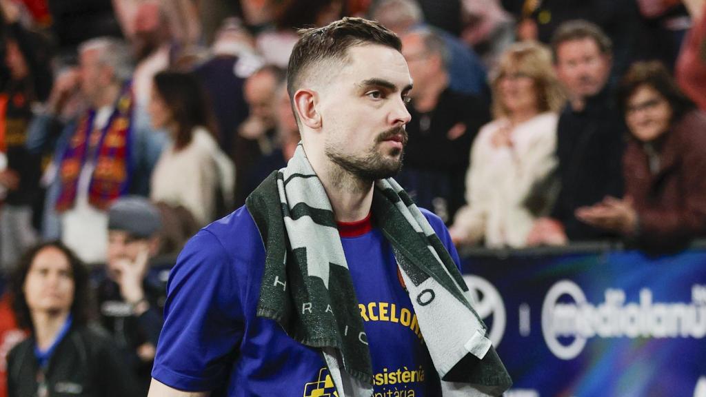 Juani Marcos, Tomas Satoransky y Tornike Shengelia abandonan el Roig Arena, abatidos, tras la derrota en el Barça de basket-Baskonia de la Copa del Rey