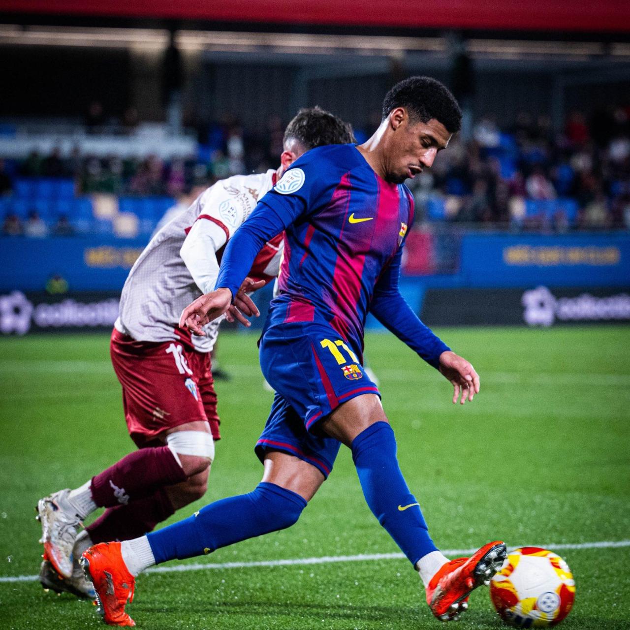 Oscar Ureña passa la pilota en el Barça B-Alcoià de Segona Federació