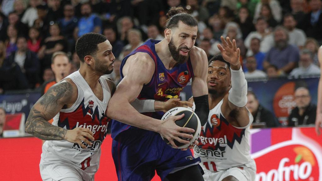 Tornike Shengelia se zafa de su defensor en el Barça de basket-Baskonia de la Copa del Rey