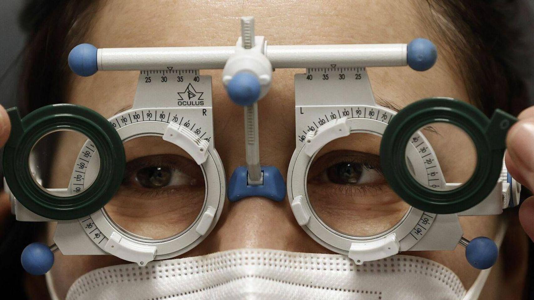 Imagen de un proceso de graduación de unas gafas