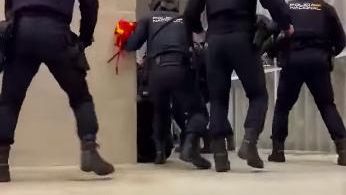 La Policía Nacional carga a porrazos contra aficionados de Osasuna
