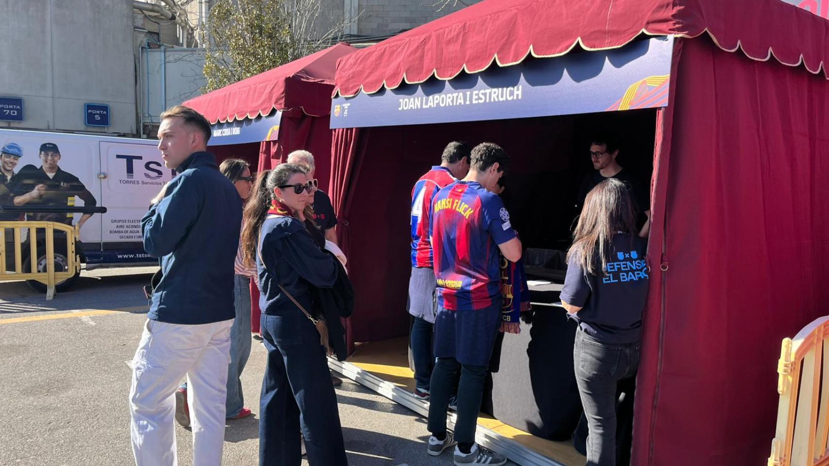 Socios del Barça firmando para la precandidatura de Joan Laporta