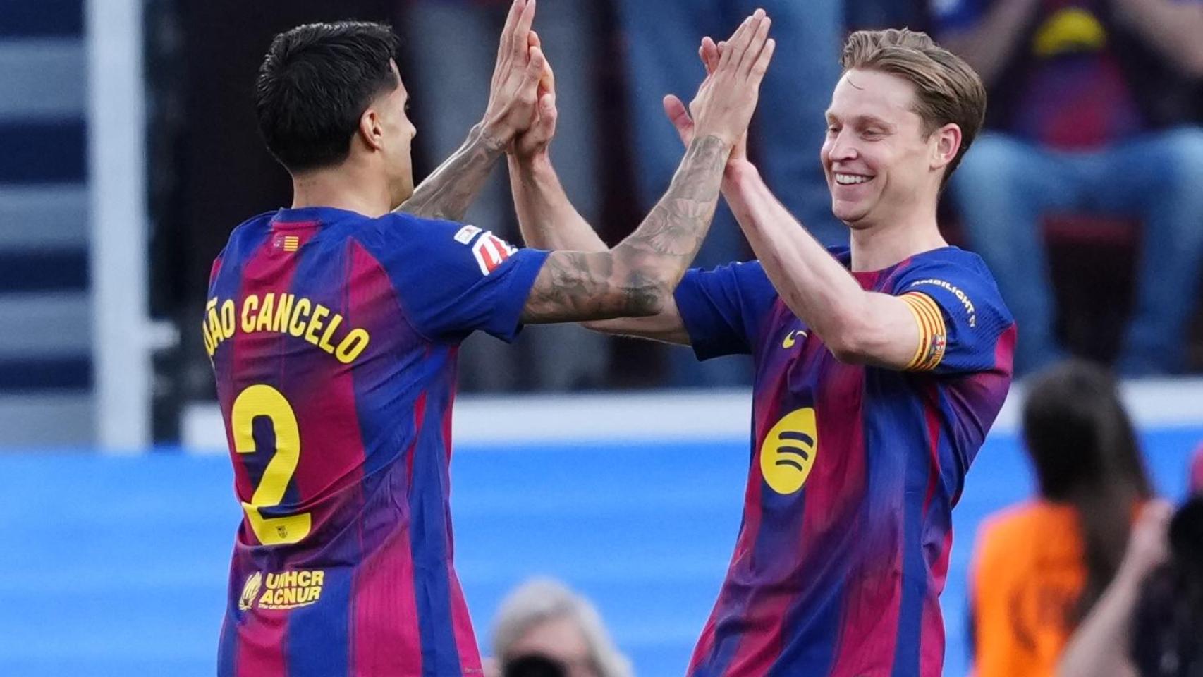 Joan Cancelo y Frenkie de Jong celebran el 2-0 en el Barça-Levante de la Liga