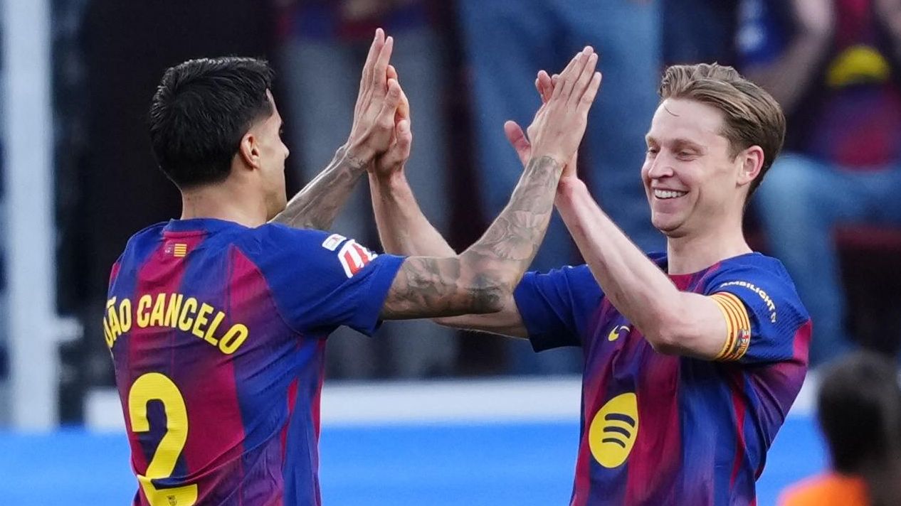 Joan Cancelo y Frenkie de Jong celebran el 2-0 en el Barça-Levante de la Liga