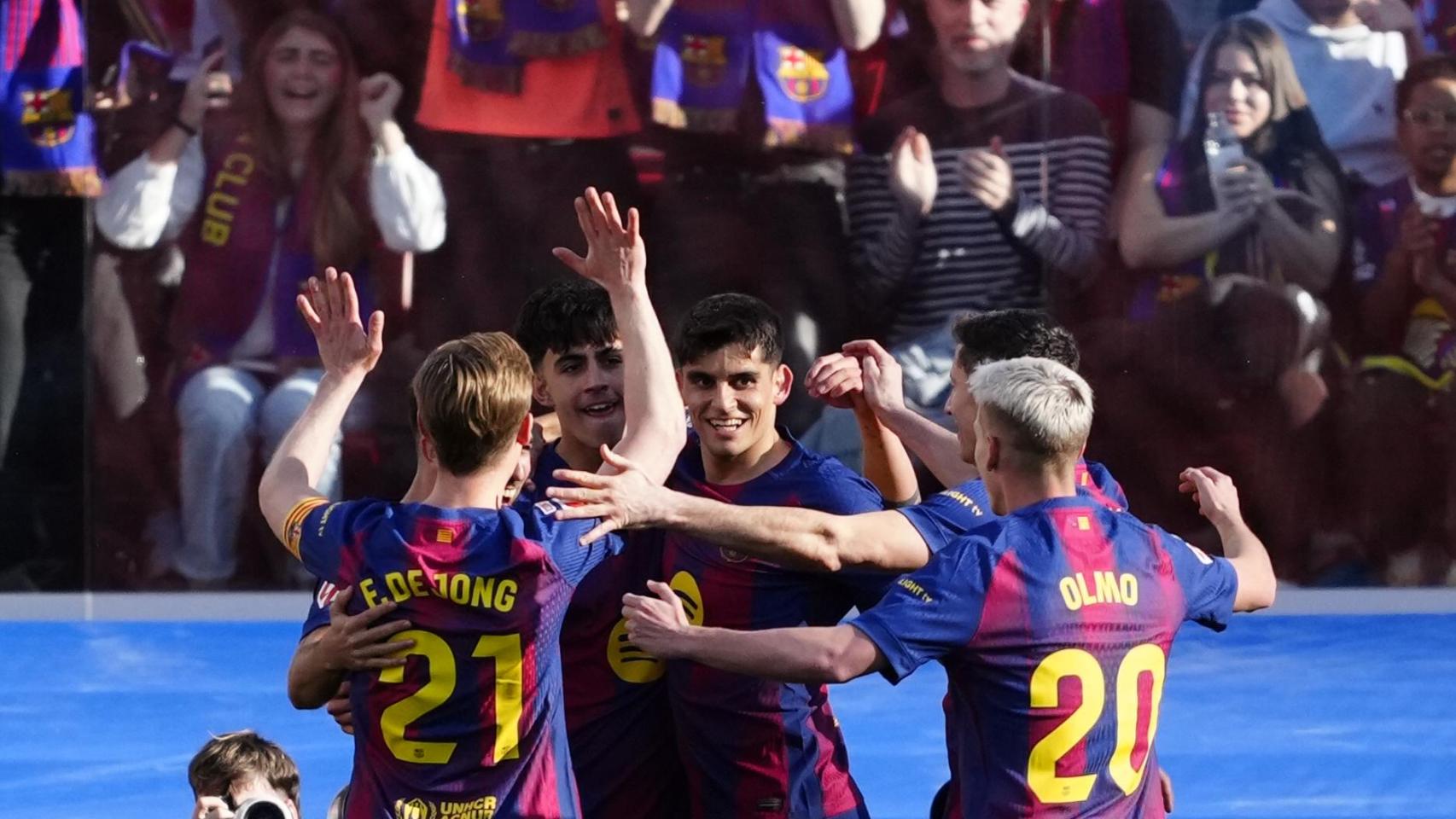 Los jugadores del Barça celebran el gol de Marc Bernal en el Barça-Levante de la Liga