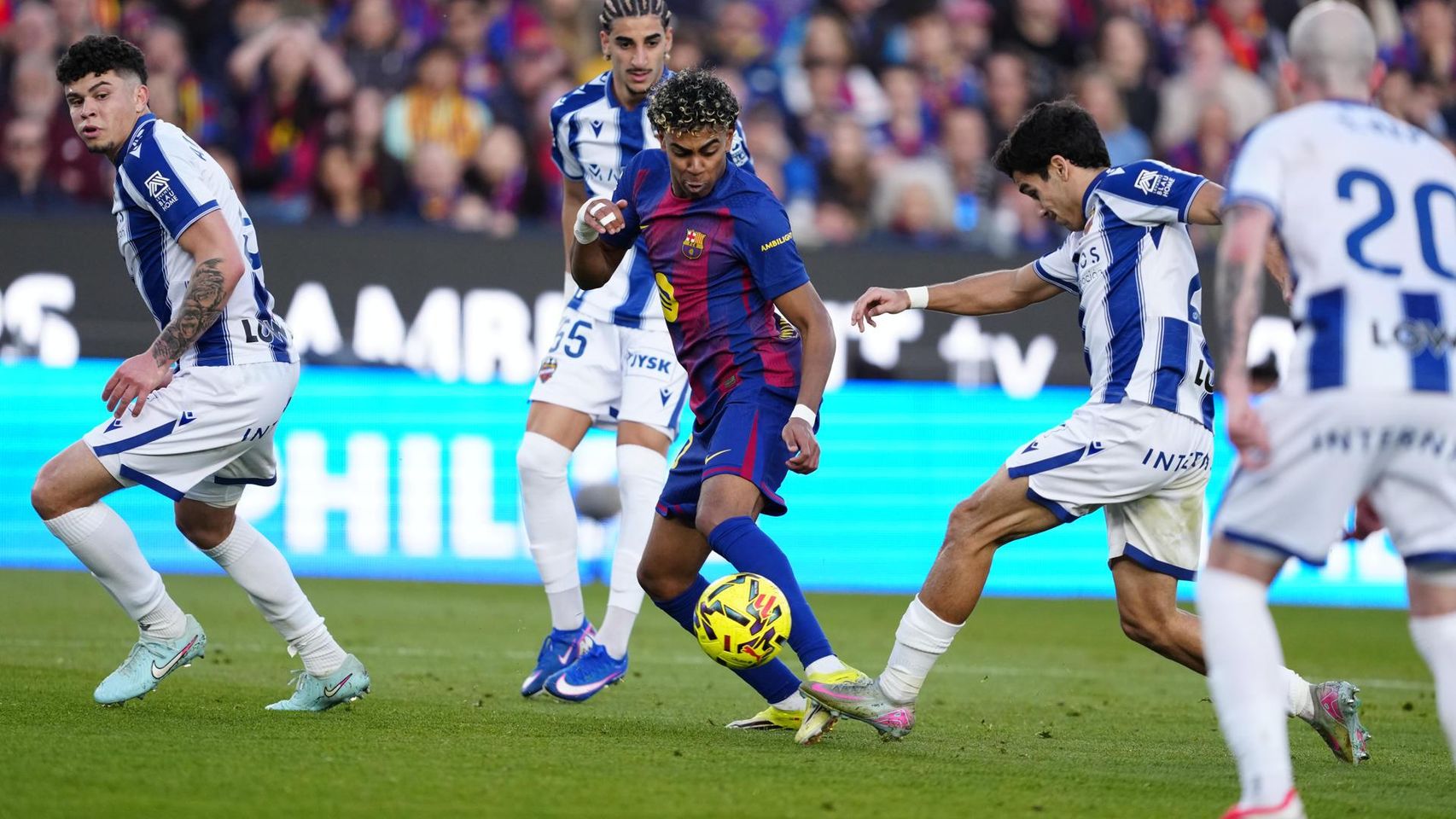 Lamine Yamal regatea a un defensor en el Barça-Levante de la Liga