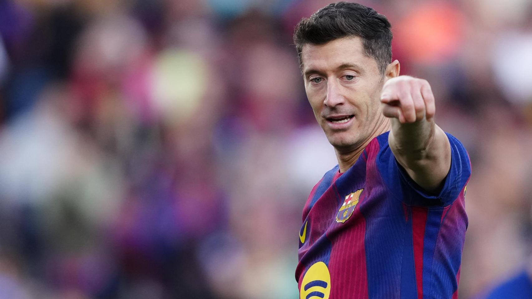 Robert Lewandowski da indicaciones en el Barça-Levante de la Liga