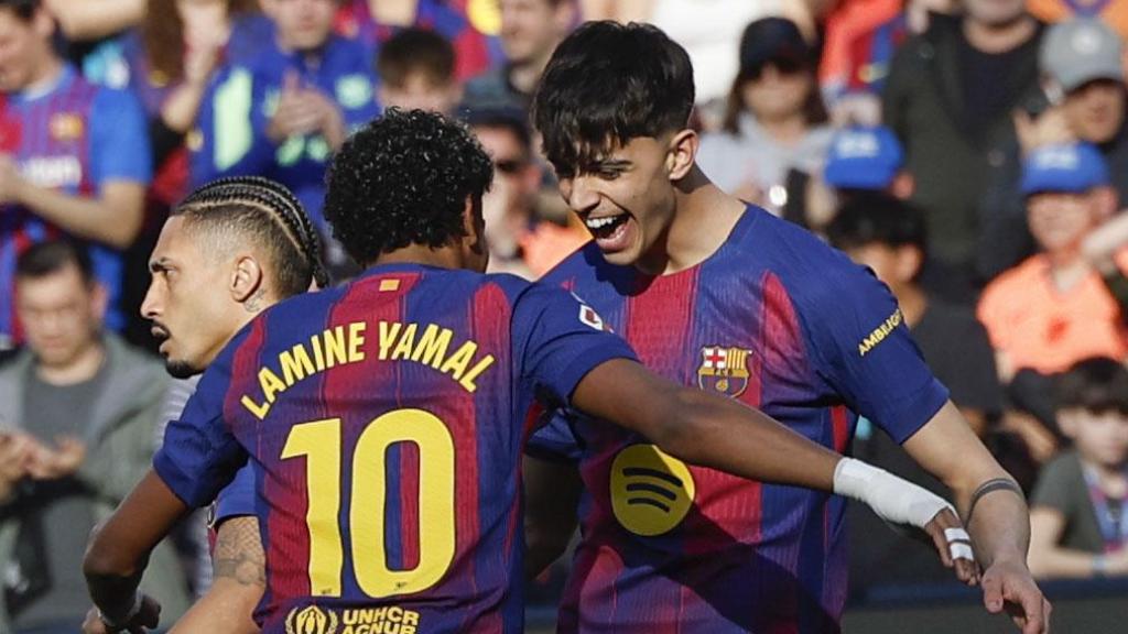 Lamine Yamal y Marc Bernal celebran el primer gol del Barça-Levante de la Liga
