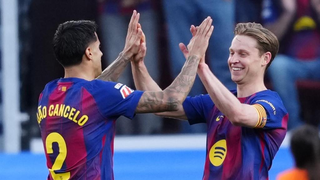 Joan Cancelo y Frenkie de Jong celebran el 2-0 en el Barça-Levante de la Liga