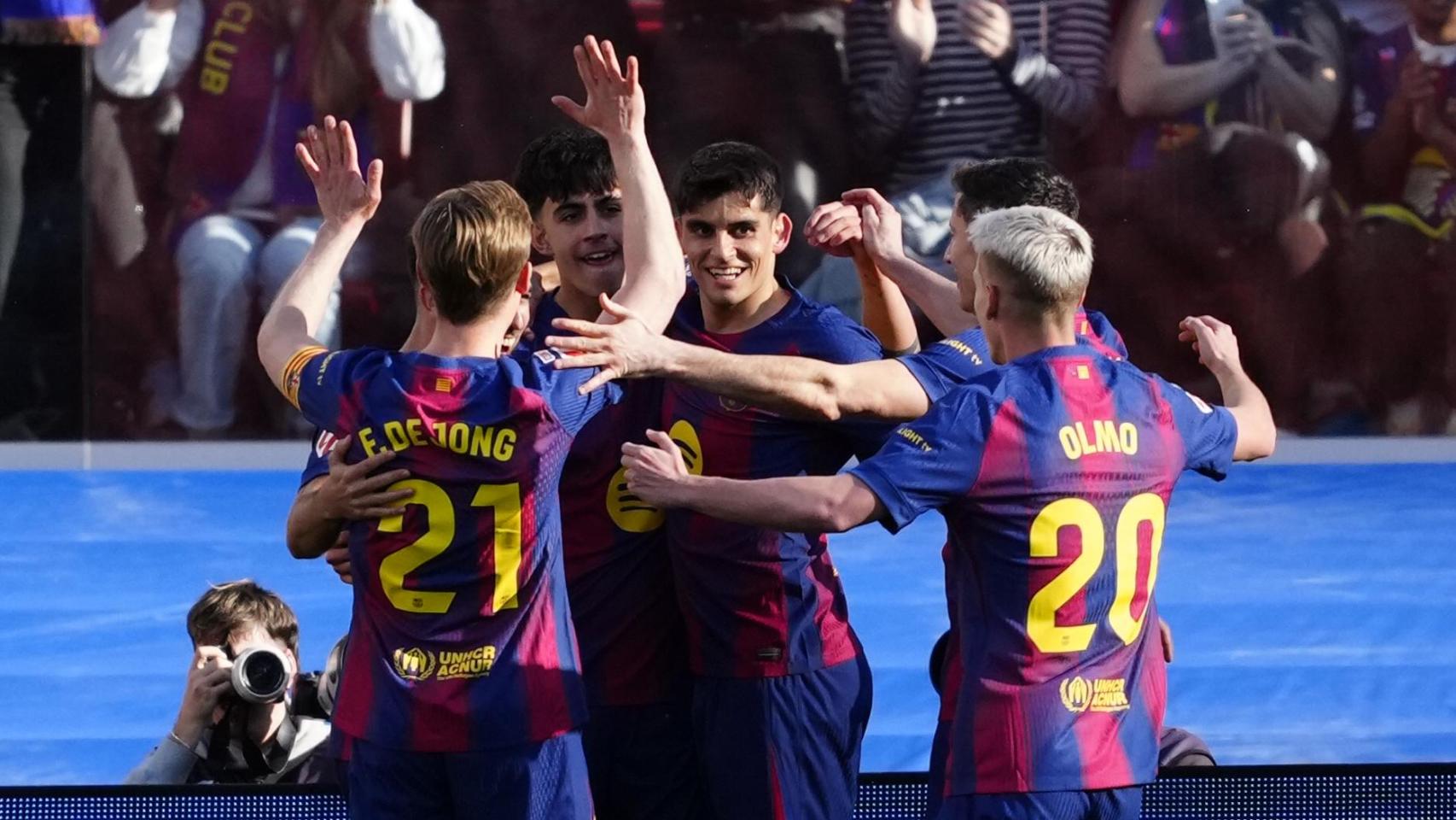 Los jugadores del Barça celebran el gol de Marc Bernal en el Barça-Levante de la Liga
