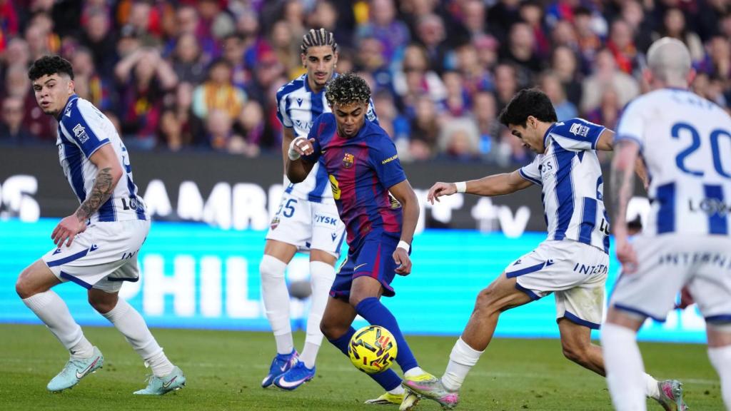 Lamine Yamal regatea a un defensor en el Barça-Levante de la Liga