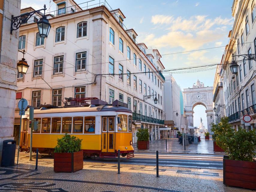 el famós tramvia groc a la Baixa prop de la Praça do Comércio, a Lisboa