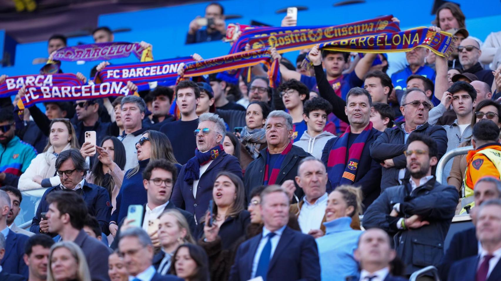Joan Laporta, en la grada como un aficionado más durante el Barça-Levante