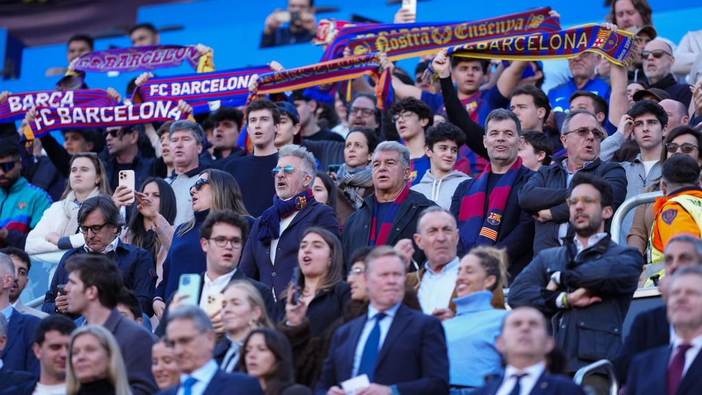 Joan Laporta, en la grada como un aficionado más durante el Barça-Levante