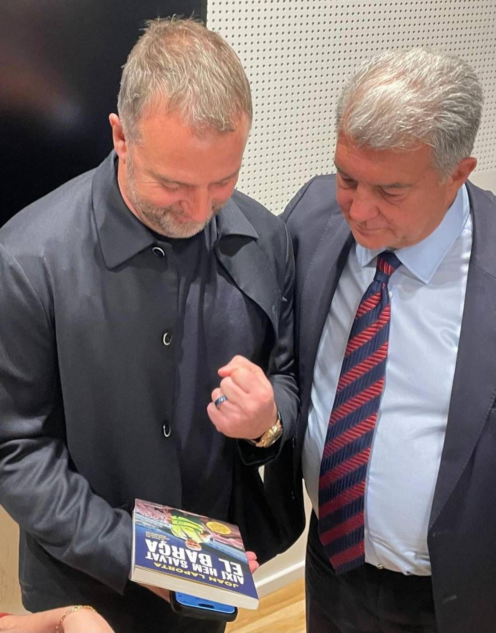 Hansi Flick i Joan Laporta observen el nou llibre de Jan, 'Així vam salvar el Barça'