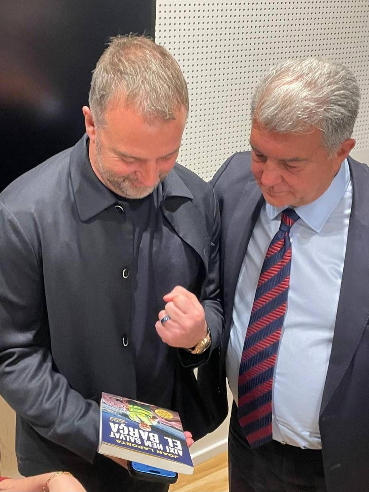 Hansi Flick y Joan Laporta observan el nuevo libro de Jan, 'Así salvamos el Barça'
