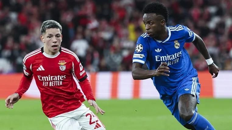 Prestianni persigue a Vinicius en el partido de ida entre el Real Madrid y el Benfica de los dieciseisavos de final de la Champions League