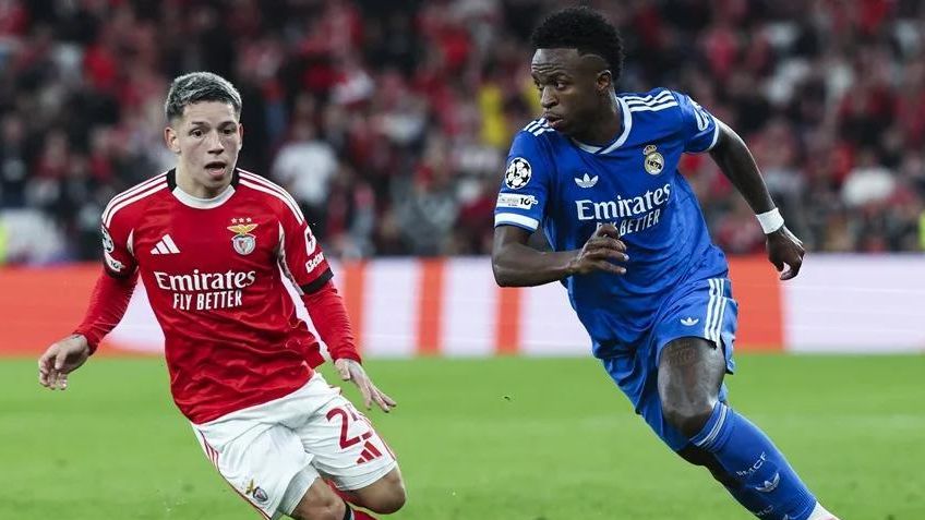 Prestianni persegueix Vinicius en el partit d'anada entre el Reial Madrid i el Benfica dels setzens de final de la Champions League