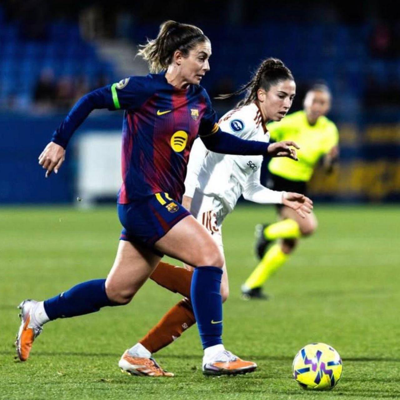 Julia Torres pelea por la posesión del balón con Alexia Putellas