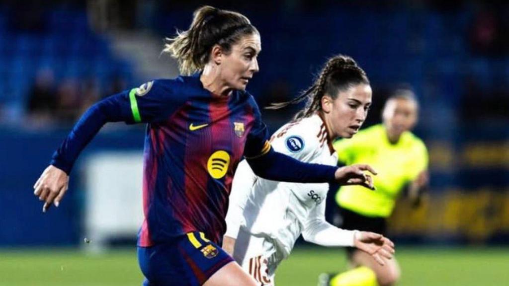 Julia Torres pelea por la posesión del balón con Alexia Putellas