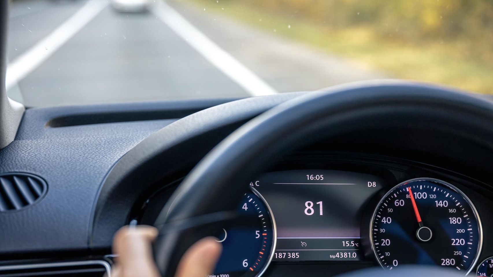 Plano del cuentakilómetros de un coche