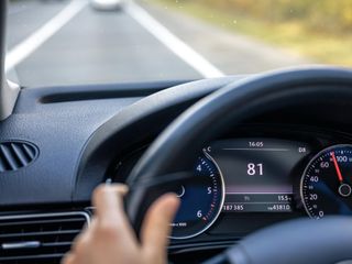Plano del cuentakilómetros de un coche