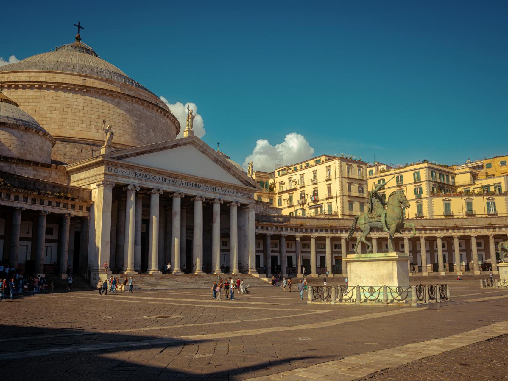Piazza del Plebiscito en Nápoles, uno de los espacios públicos más imponentes de la ciudad