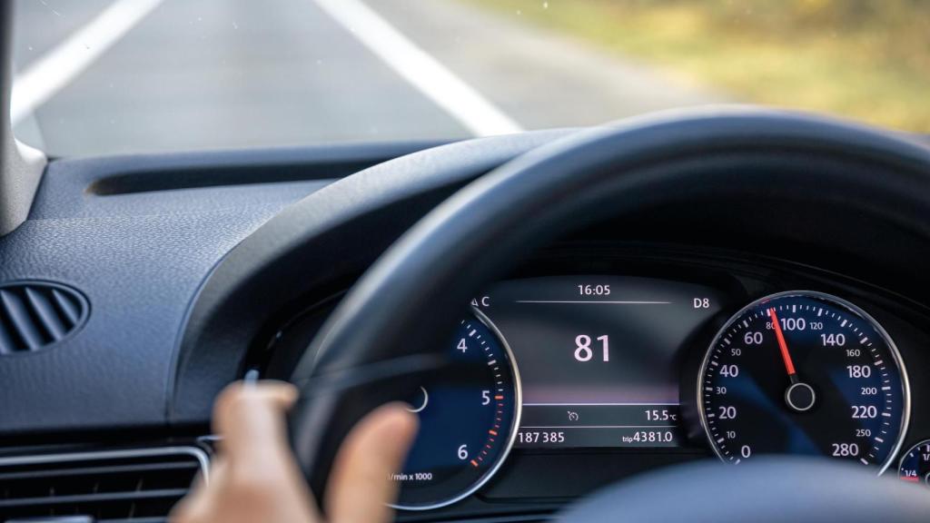 Plano del cuentakilómetros de un coche