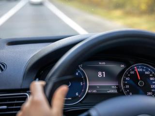 Plano del cuentakilómetros de un coche