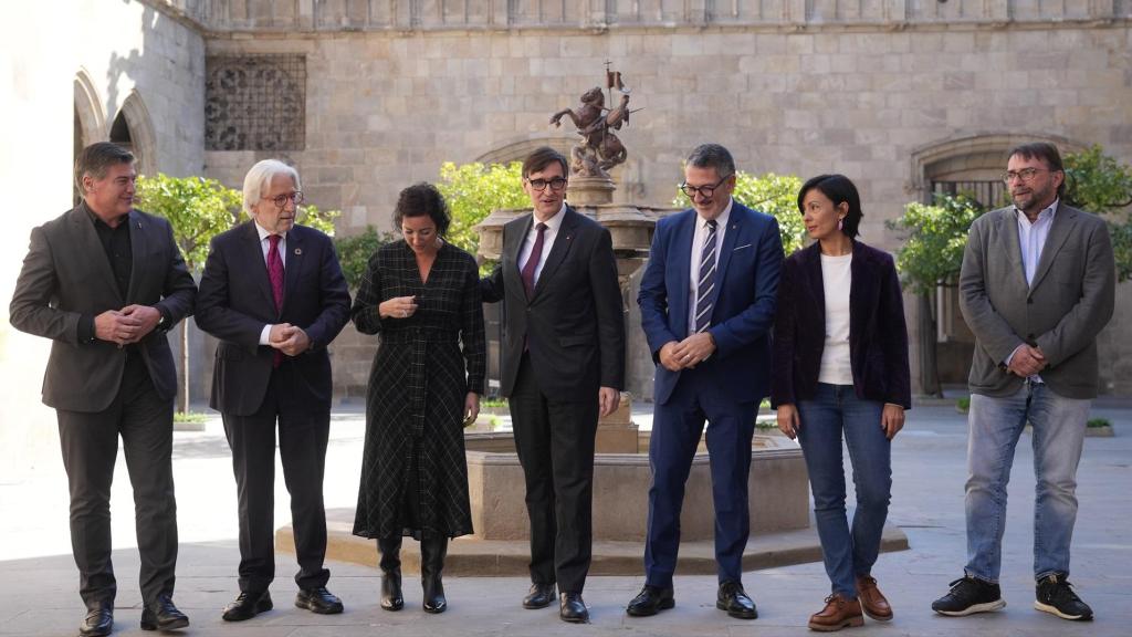 Antoni Cañete (Pimec), Josep Sánchez Llibre (Foment), Alícia Romero (Economia), el president Salvador Illa, Miquel Sàmper (Empresa), Belén López (CCOO) i Camil Ros (UGT)