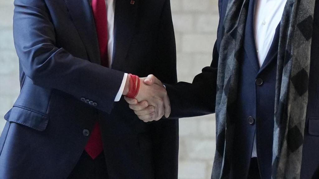 Apretada de mans del president de la Generalitat, Salvador Illa, amb el president d'ERC, Oriol Junqueras, el 9 de gener de 2026