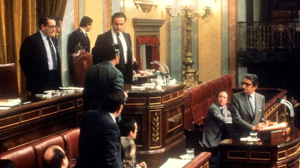 El general Antonio Tejero, pistola en mà, durant el 23F