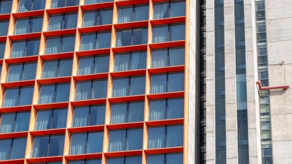 Les finestres de les habitacions de l'hotel Hyatt Regency Barcelona Tower