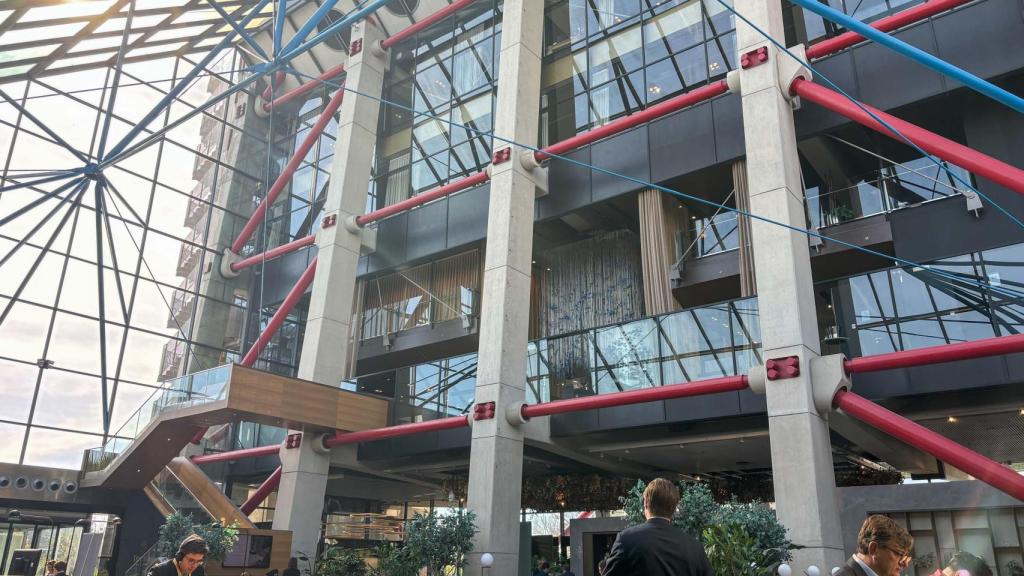 El 'lobby' interior de l'hotel Hyatt Regency Barcelona Tower