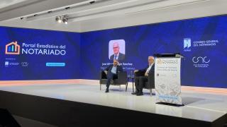 El decano del Colegio Notarial de Cataluña, José Alberto Marín, y el director general del Centro Tecnológico del Notariado, Albert Martínez Lacambra, durante a presentación en Barcelona del Total Estadístico del Notariado