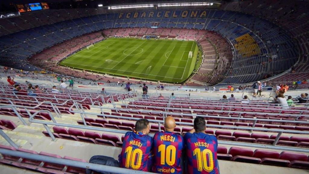Una foto de tres aficionados del Barça en el viejo Camp Nou