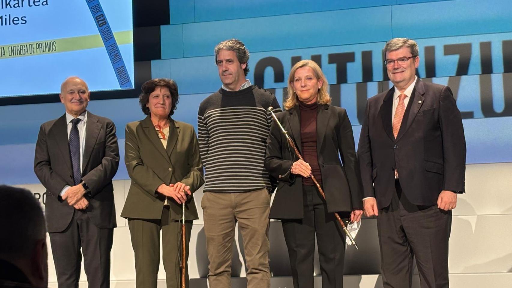 Valerie Miles (segunda por la derecha), tras recibir el premio en la XIX edición del Festival Internacional de las Letras de Bilbao