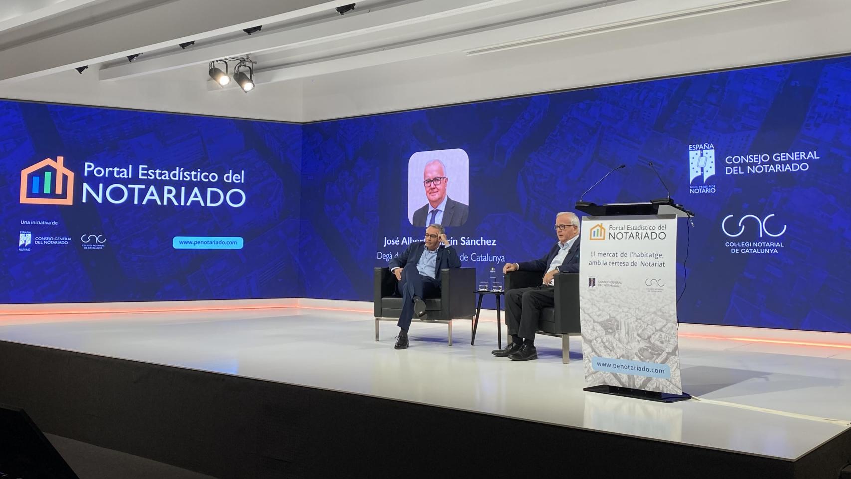 El decano del Colegio Notarial de Cataluña, José Alberto Marín, y el director general del Centro Tecnológico del Notariado, Albert Martínez Lacambra, durante a presentación en Barcelona del Total Estadístico del Notariado