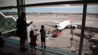 Un avión de la compañía Shenzhen Airlines en el aeropuerto de Barcelona (archivo)