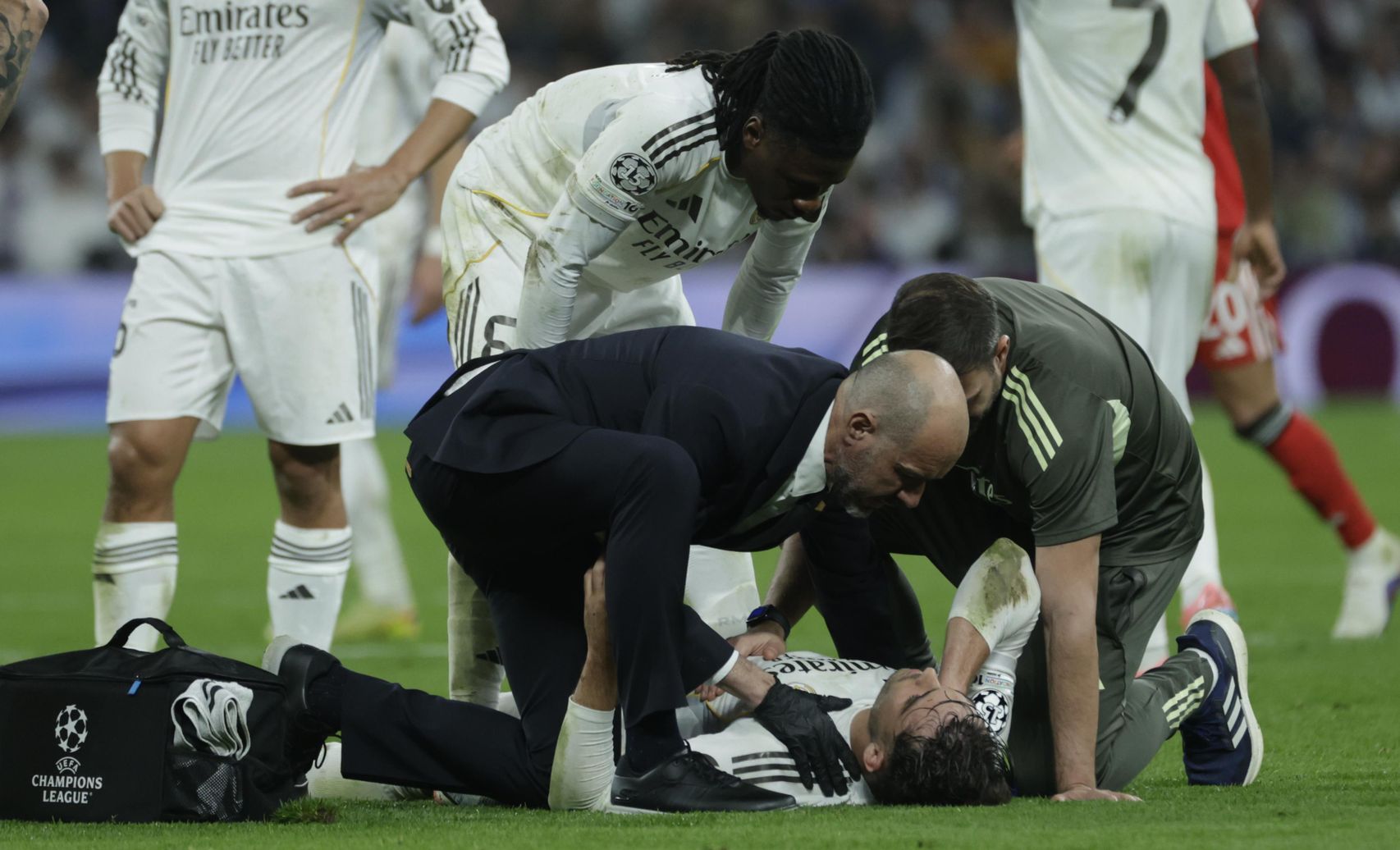 Els serveis mèdics atenen Raúl Asencio al Reial Madrid-Benfica