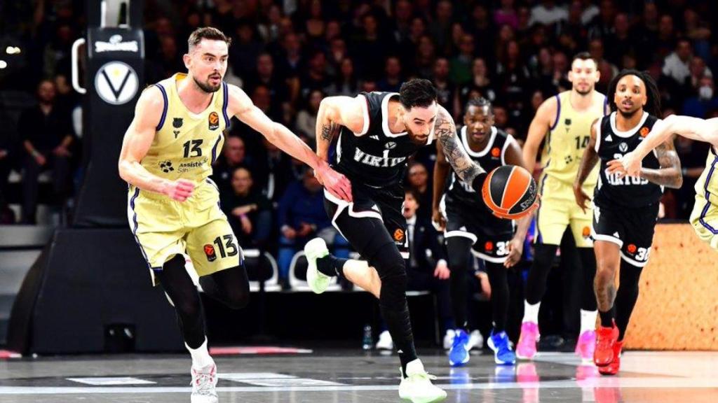 Satoransky intenta frenar a un jugador de la Virtus