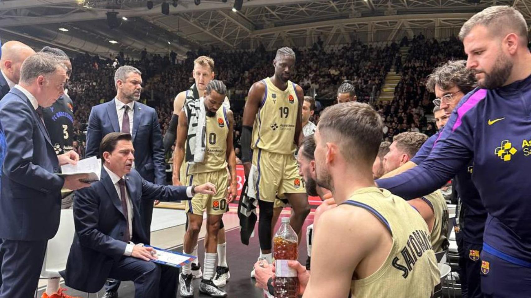 Xavi Pascual da instrucciones a los jugadores en el partido Virtus Bolonia-Barça de basket