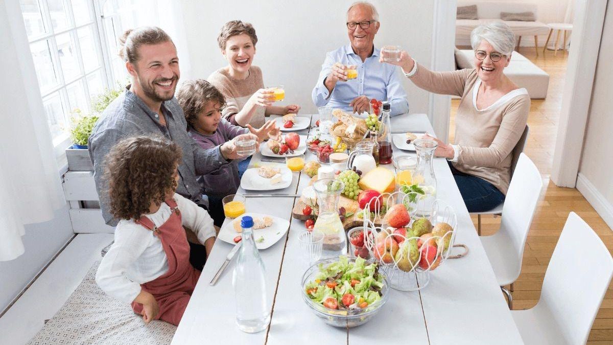 Familia numerosa reunidos en su casa