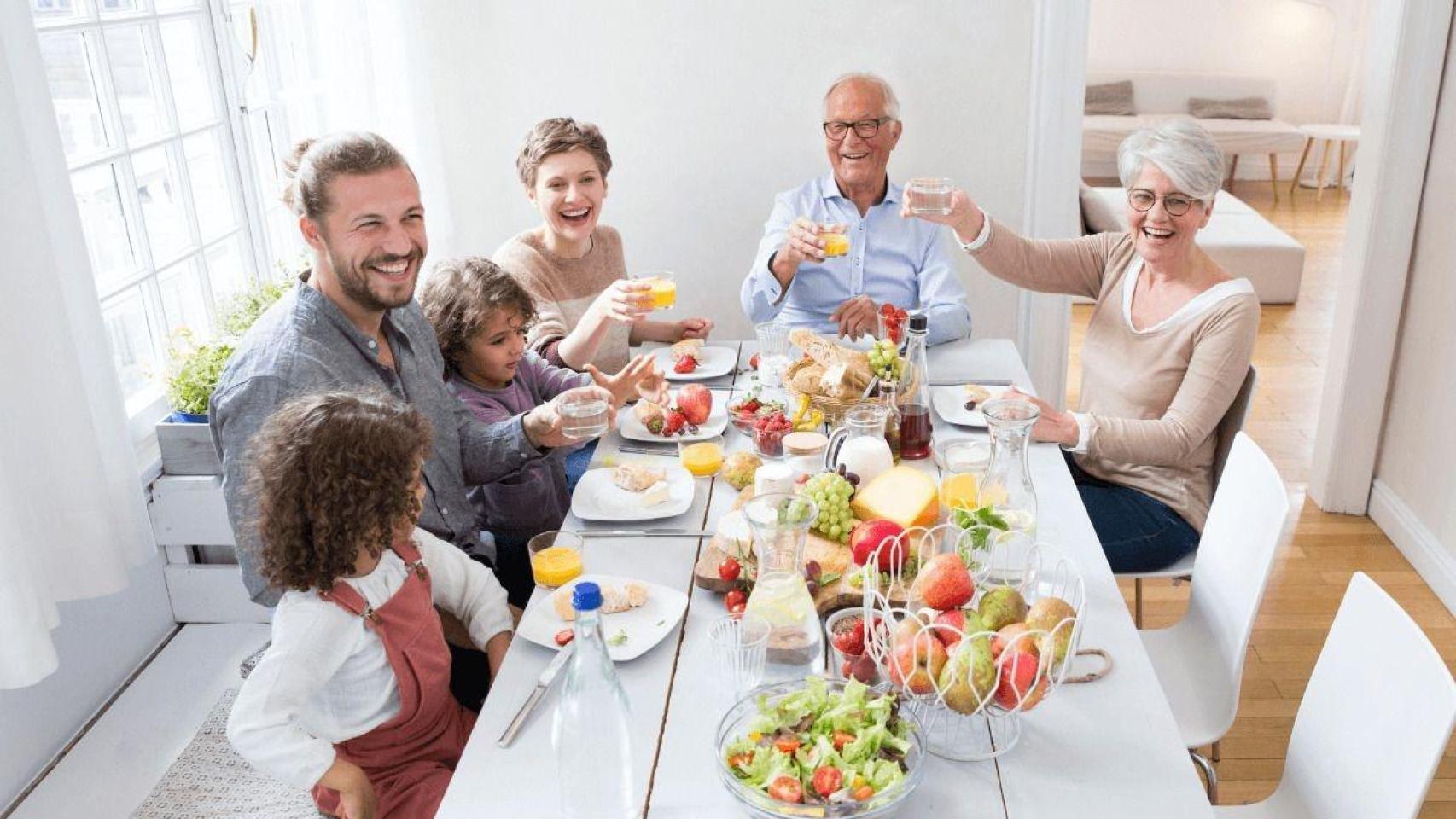 Familia numerosa reunidos en su casa