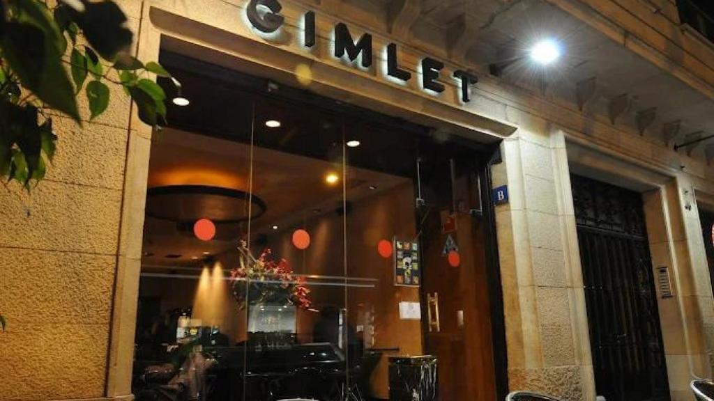 Entrada al Gimlet del carrer Santaló