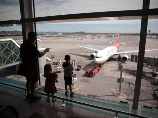 Un avión de la compañía Shenzhen Airlines en el aeropuerto de Barcelona (archivo)