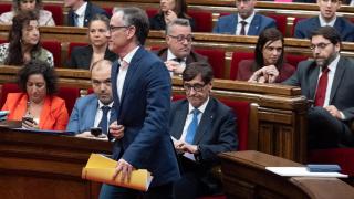 El presidente del Grupo Parlamentario ERC, Josep María Jové, y el 'president' de la Genralitat, Salvador Illa, en un debate de Política General en el Parlament de Cataluña, a 9 de octubre de 2024