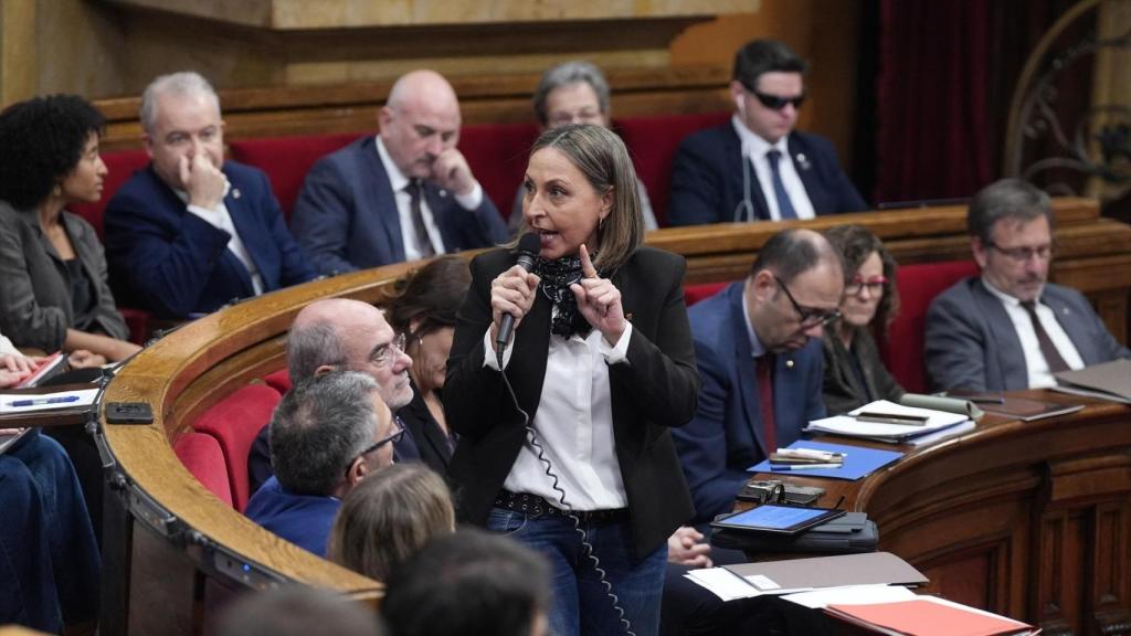 La 'consellera' de Igualdad y Feminismo, Eva Menor, interviene durante una sesión de control al Govern, en el Parlament de Cataluña, a 17 de diciembre de 2025