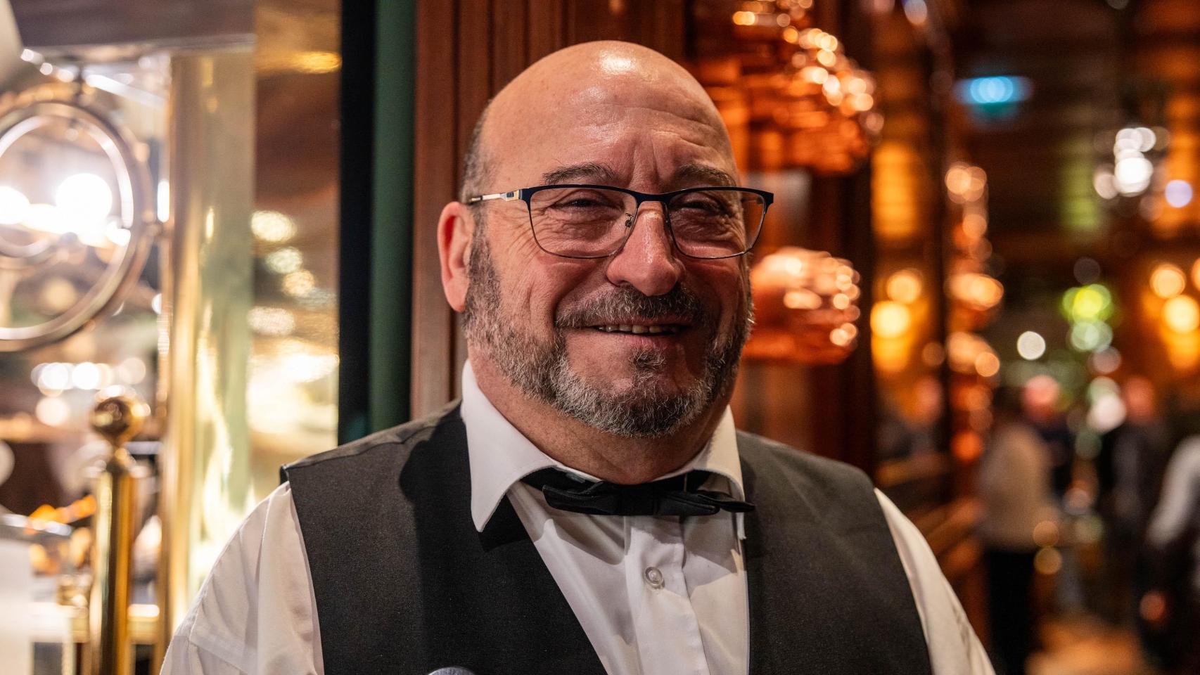 Carlos Cubeles, camarero en Les Grands Buffets